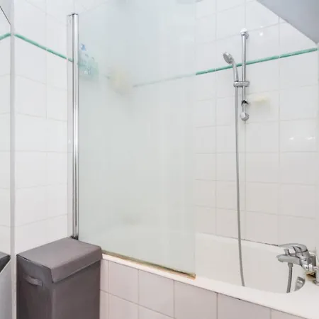 Apartament Gorgeous And Charming Apt With Terrace Paryż